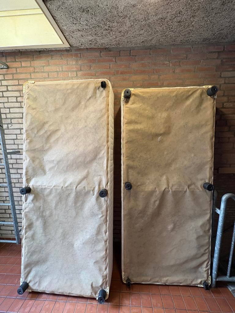 Twee boxsprings (90x200) & (90x210), Huis en Inrichting, Slaapkamer | Boxsprings, Ophalen, 90 cm, Eenpersoons, Beige