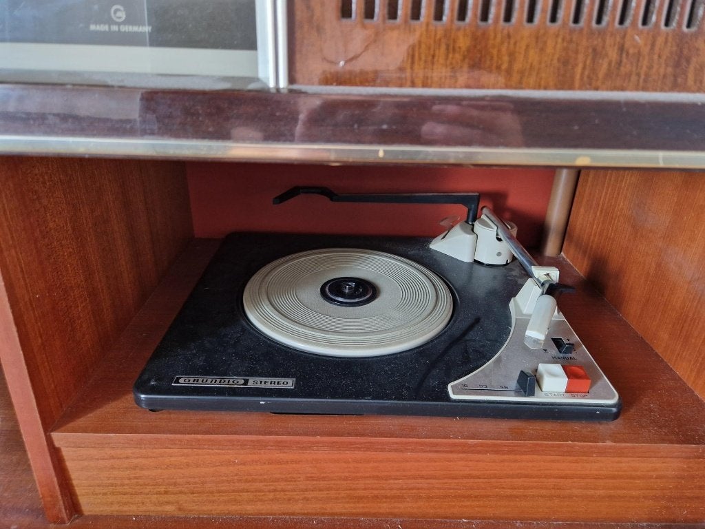 Foto 6 van radio/platenspeler-meubel