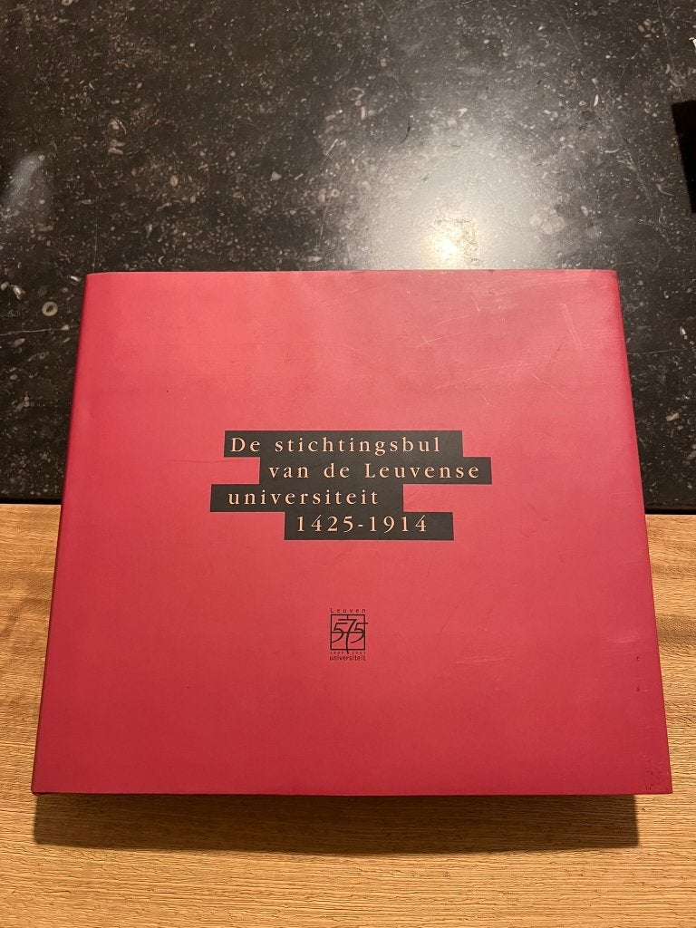 De stichtingsbul van de Leuvense universiteit 1425 - 1914, Boeken, Ophalen of Verzenden, 15e en 16e eeuw, Nieuw