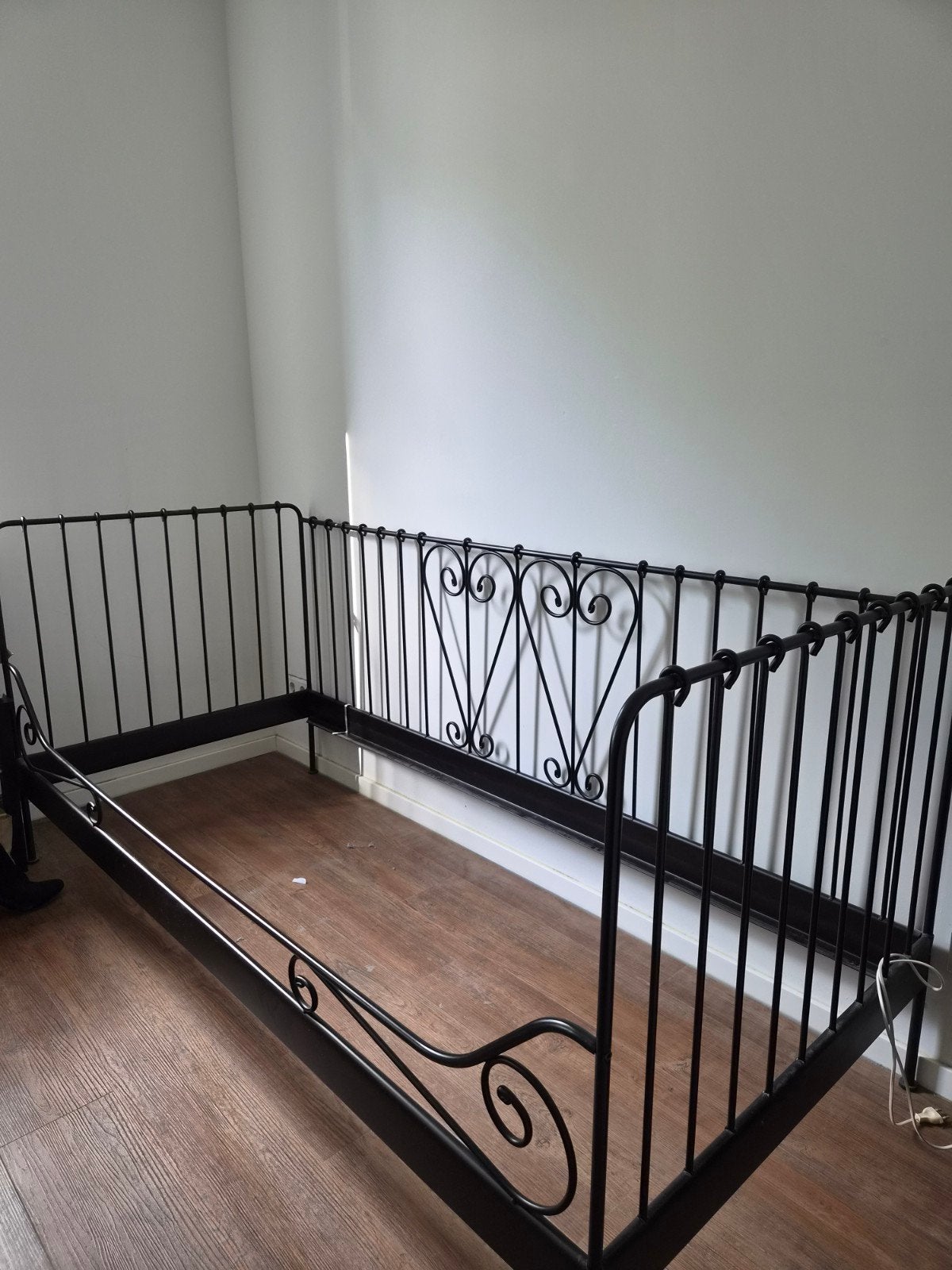 Zwart metalen bedframe 90x200 cm (excl. lattenbodem), Ophalen, 90 cm, Eenpersoons, Klassiek, Romantisch, Industrieel