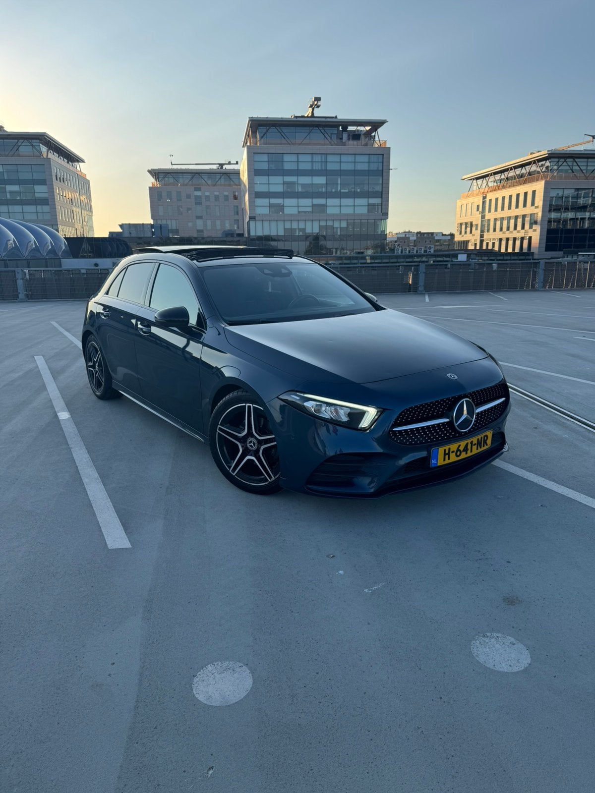 Mercedes-Benz A180 AMG Line | Panorama | Camera | CarPlay, Auto's, Mercedes-Benz, 136 pk, 680 kg, 4 cilinders, Blauw