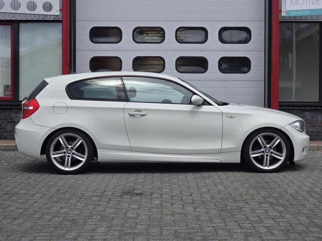 BMW 1-serie 116i High Executive M Sport/LMV/Cruise/Airco, Auto's, BMW, Achterwielaandrijving, Gebruikt, Zwart, 4 cilinders