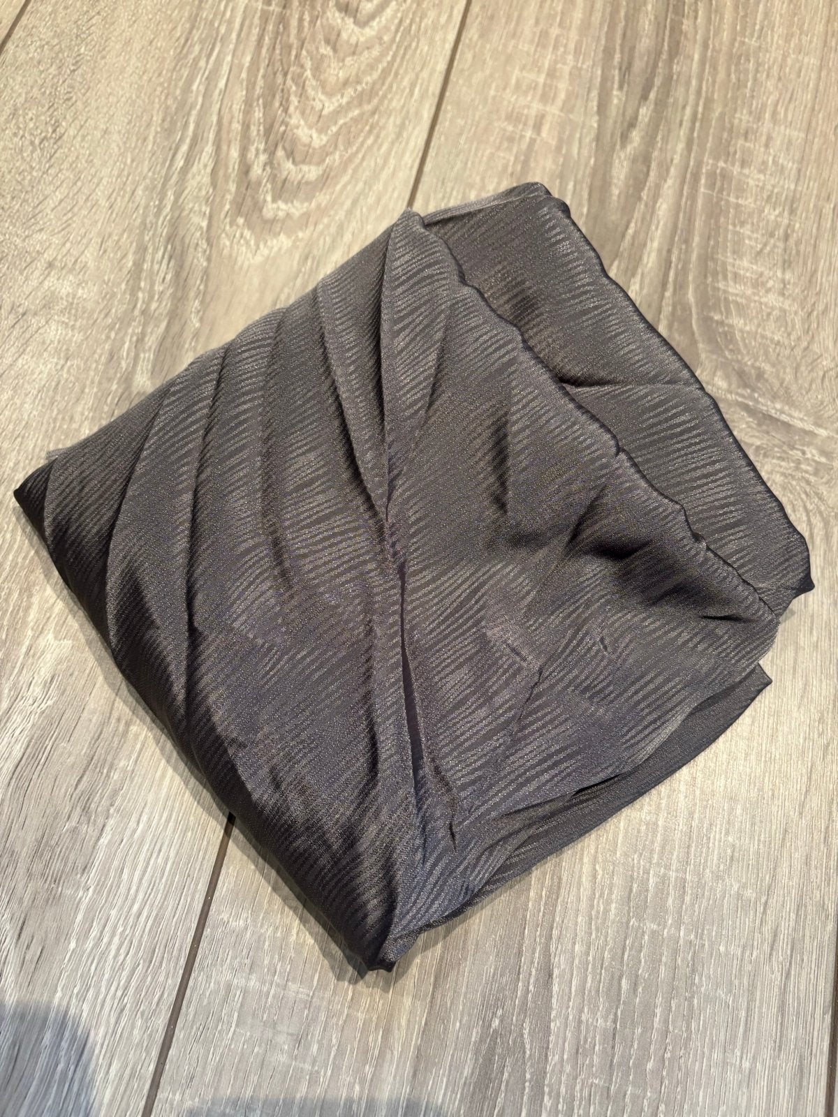 Grijze Stof Coupon met Glanzende Streep Print, Nieuw, Ophalen of Verzenden, 30 tot 120 cm, Grijs