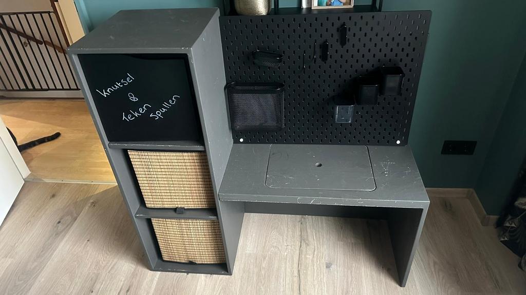 Kinderbureau met opbergvakken en geheimvak, Ophalen, Gebruikt, Tafel(s)