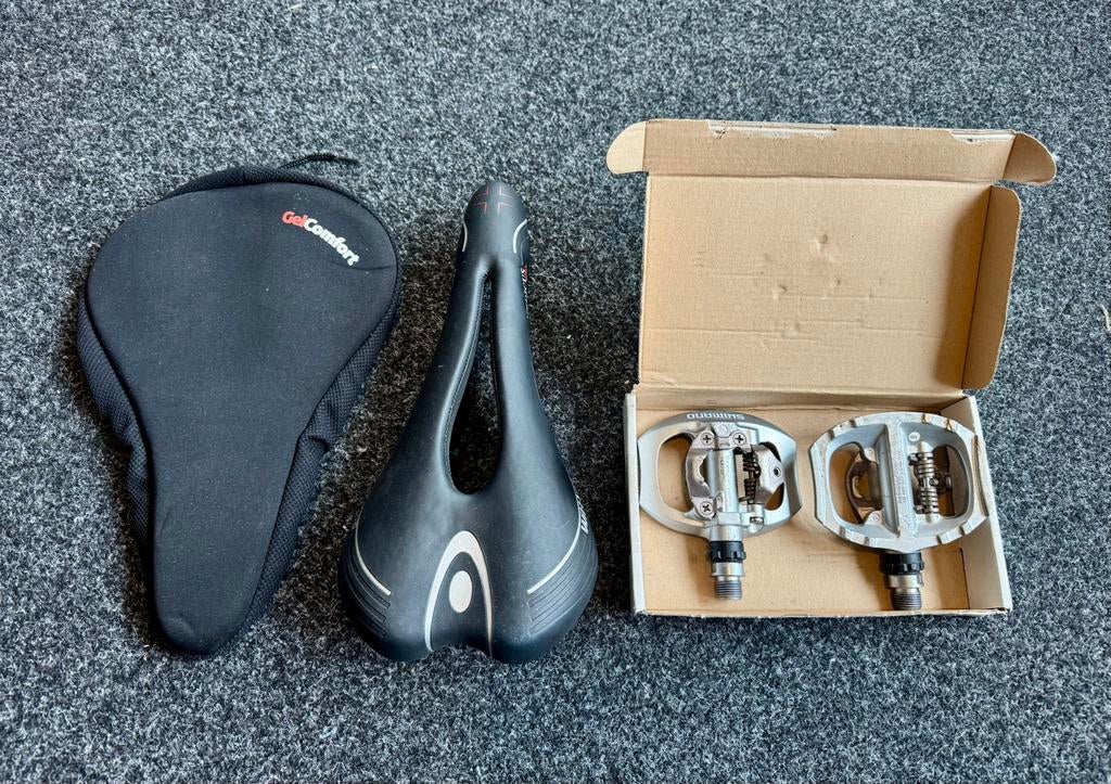 Zadeldek gel , pedalen , en fietszadel, Ophalen, Zo goed als nieuw