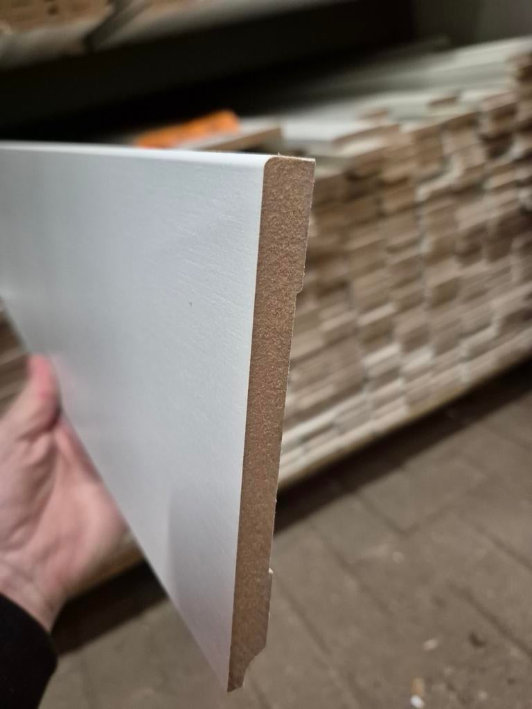 12x147mm plint modern ral9010 semi lak 240cm lang AANBIEDING