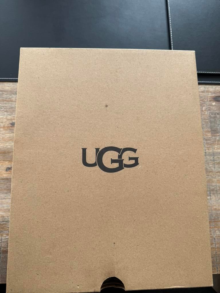 UGG Schoenen - Maat 38, Ophalen of Verzenden, Zo goed als nieuw, Zwart, Pantoffels of Sloffen