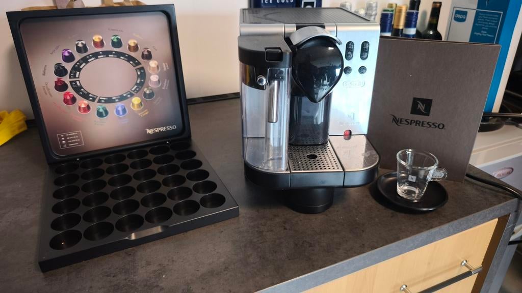 Delonghi Nespresso koffiecupmachine - Heerjansdam, Witgoed en Apparatuur, Koffiezetapparaten, Ophalen, Koffiemachine, Koffiepads en cups