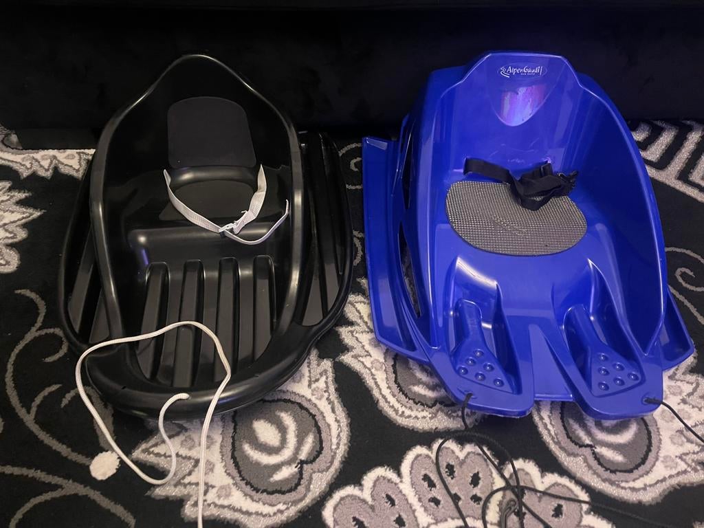 2 nette sleeën / peuterslee met trekkoord. Slee baby - kind, Ophalen, Zo goed als nieuw, Kunststof