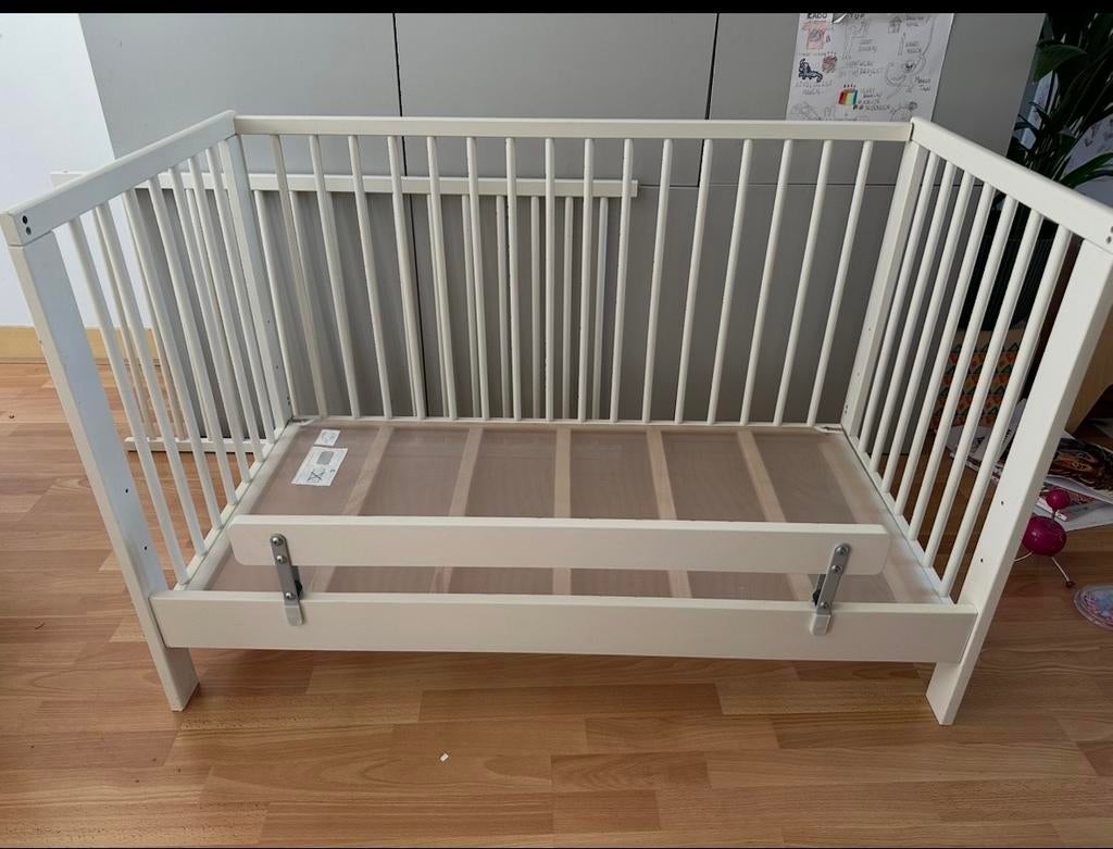 IKEA Ledikant met Verhoogde Rand, Kinderen en Baby's, Ophalen, Gebruikt, Ledikant