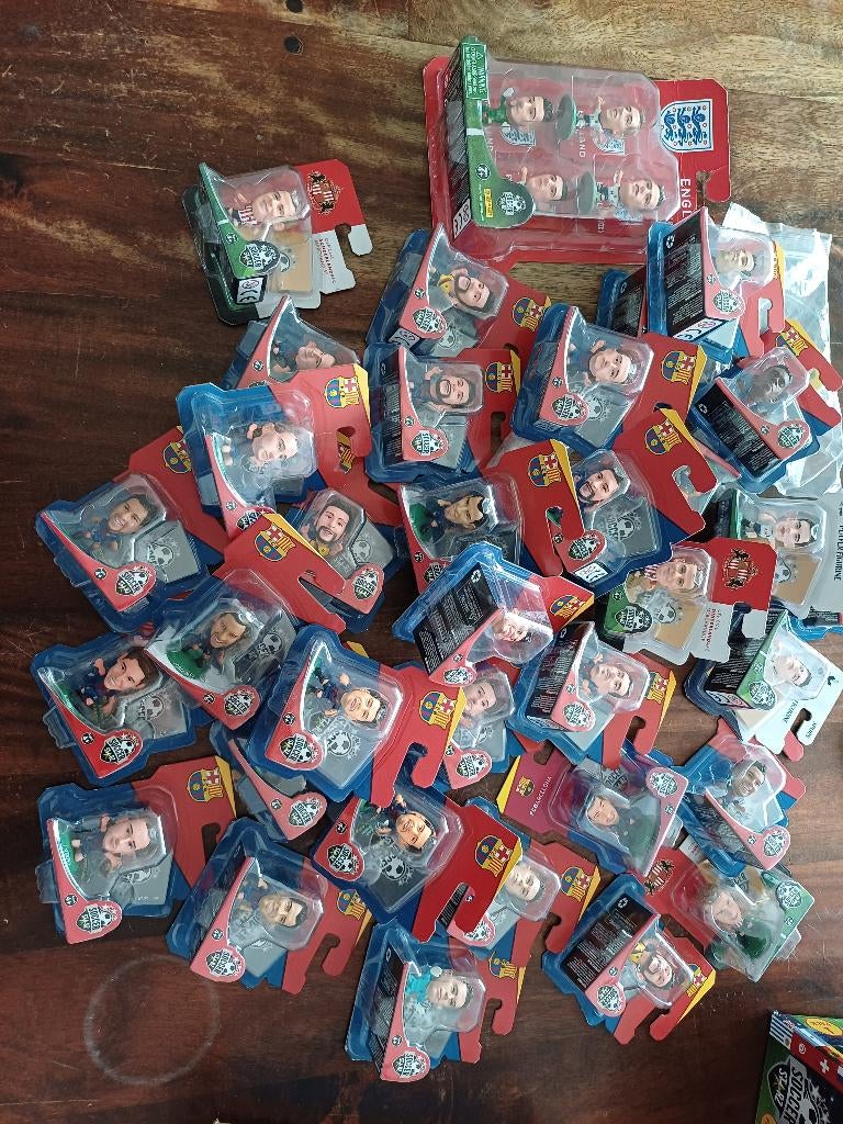 34 voetbalpoppetjes + 4 losse + 1 set van 4 Engeland NIEUW, Ophalen of Verzenden, Overige figuren, Nieuw, Beeldje of Figuurtje