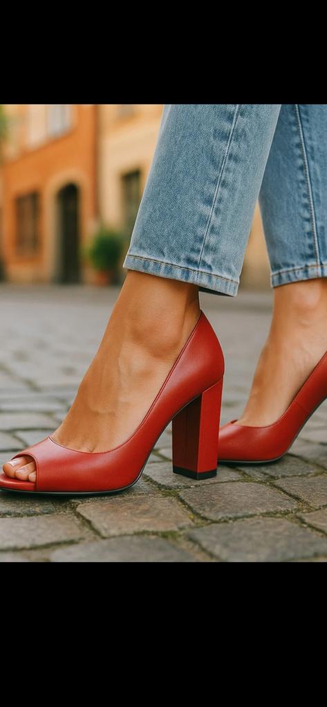 Mooie Noë pump, Ophalen of Verzenden, Zo goed als nieuw, Rood