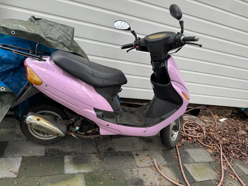 Roze Scooter - Opknapper of Onderdelen moet zsm weg, Fietsen en Brommers, Scooters | Overige merken, Ophalen, Gebruikt, Benzine
