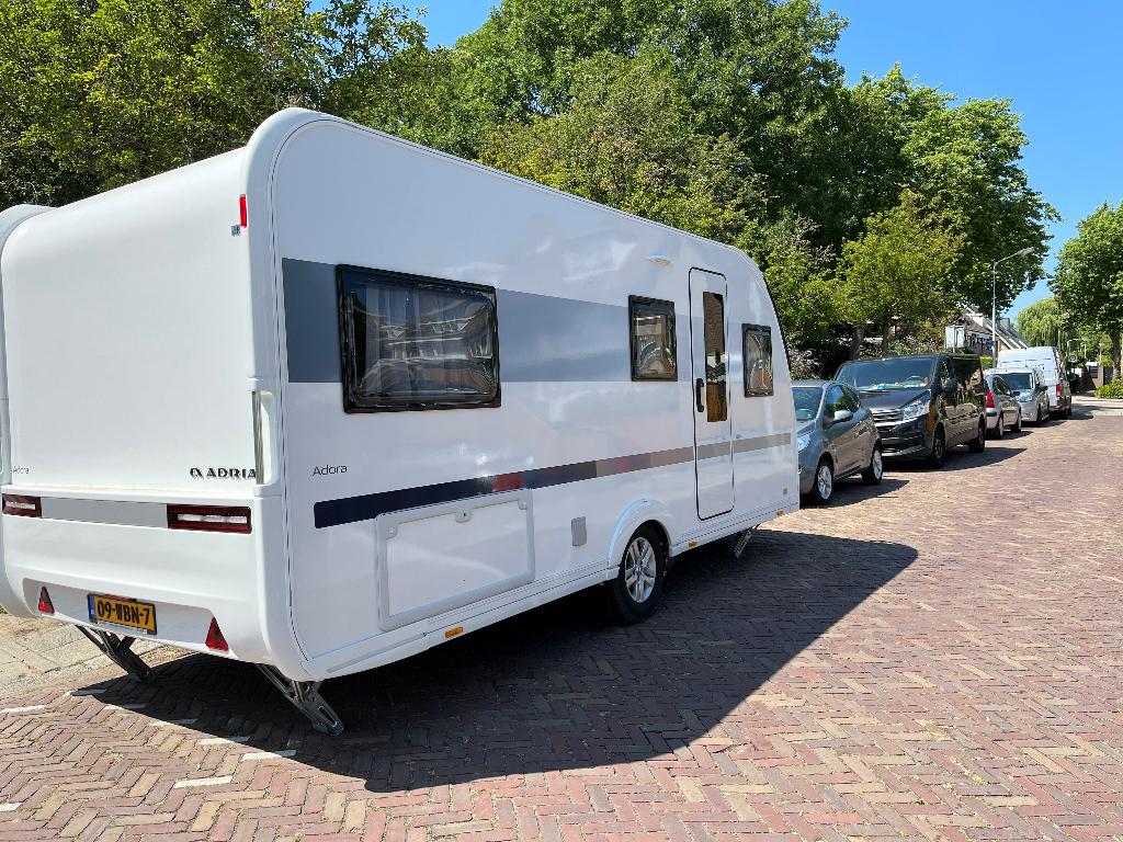 Adria Adora 502UL Nieuwstaat, Caravans en Kamperen, Caravans, Rondzit, Particulier, Adria, 4 tot 5 meter