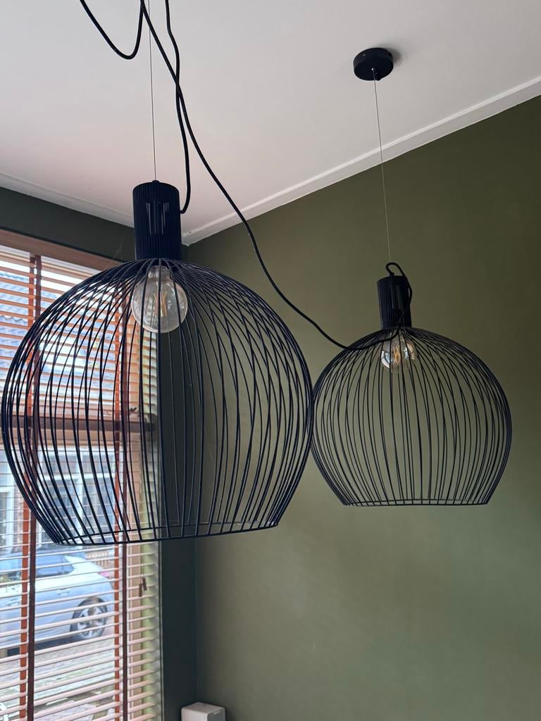 Twee grote industriële hanglampen met bolvormig frame, Ophalen, Gebruikt, Metaal, 50 tot 75 cm