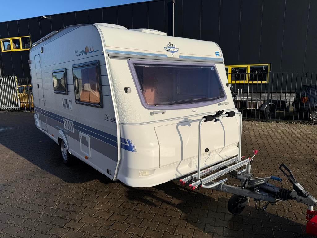 Te Huur - Hobby De Luxe 440 (2000) Complete en comfortabel, Caravans en Kamperen