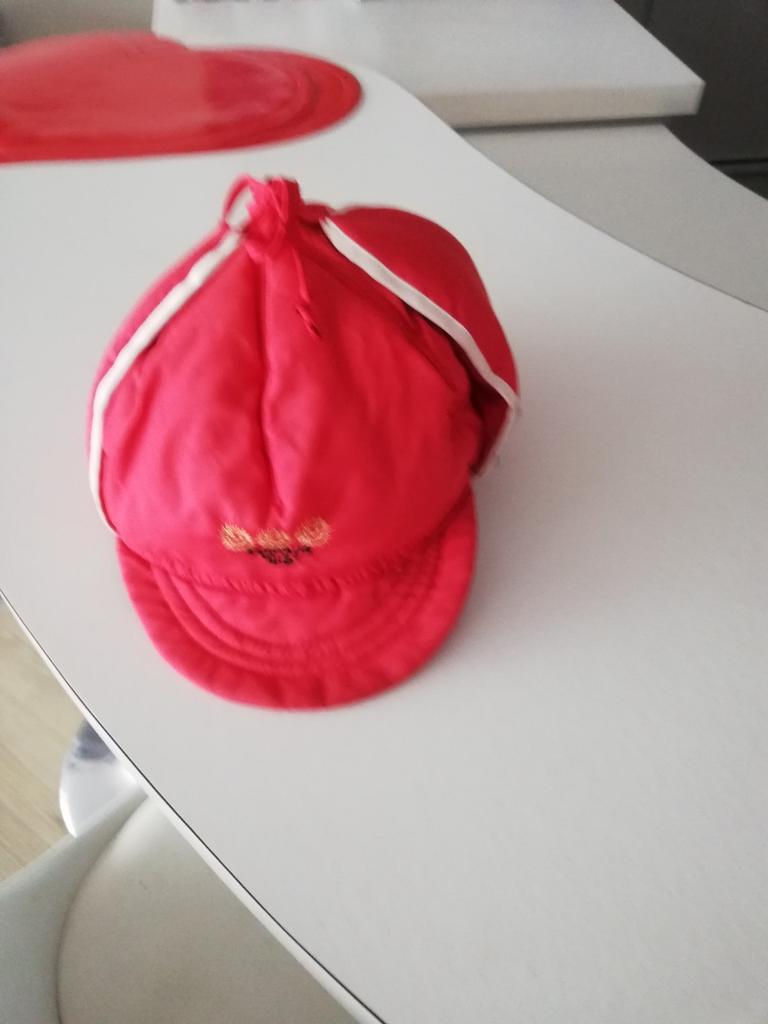 Leuk rood petje met oorwarmers., Ophalen of Verzenden