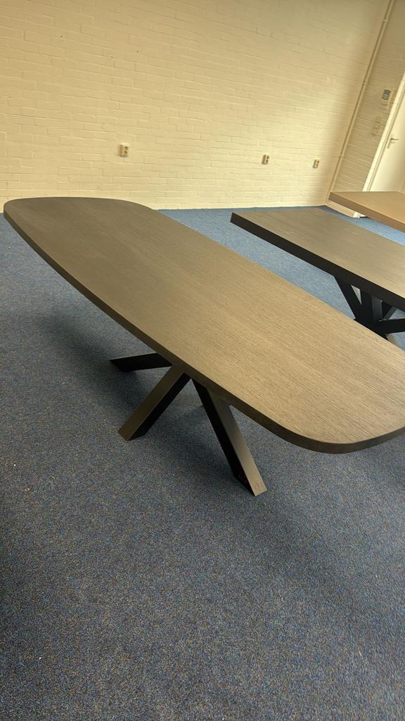 PUUUR Deens ovale eettafel met zwarte matrix poot, Ophalen, 100 tot 150 cm, Eikenhout, Vijf personen of meer