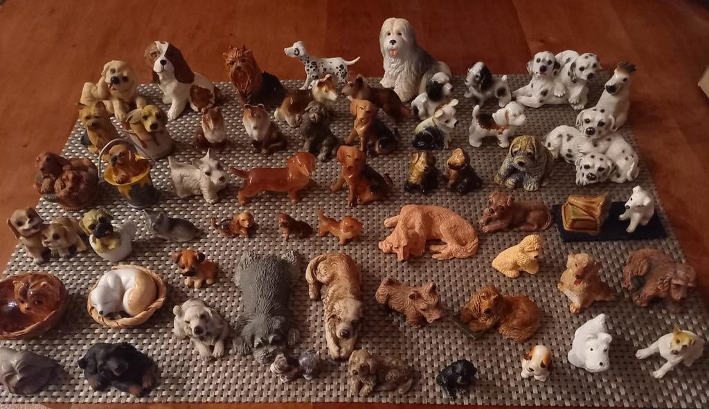 Miniaturen hondjes voor letterbak of poppenhuis, Verzamelen, Ophalen of Verzenden, Zo goed als nieuw, Poppenhuis