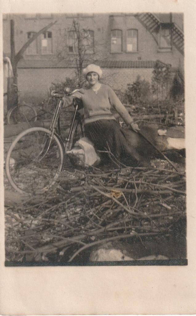 FIETS MEISJE BEGIN 1900 BEGIN 1900 ZEER MOOI OUDE KAART KL92, Ophalen of Verzenden, 1920 tot 1940, Ongelopen, Overige thema's