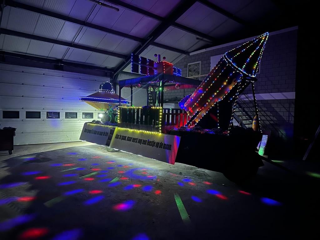 Carnavalswagen / Platte kar met verlichting en motor, Ophalen, Gebruikt, Versiering, Carnaval