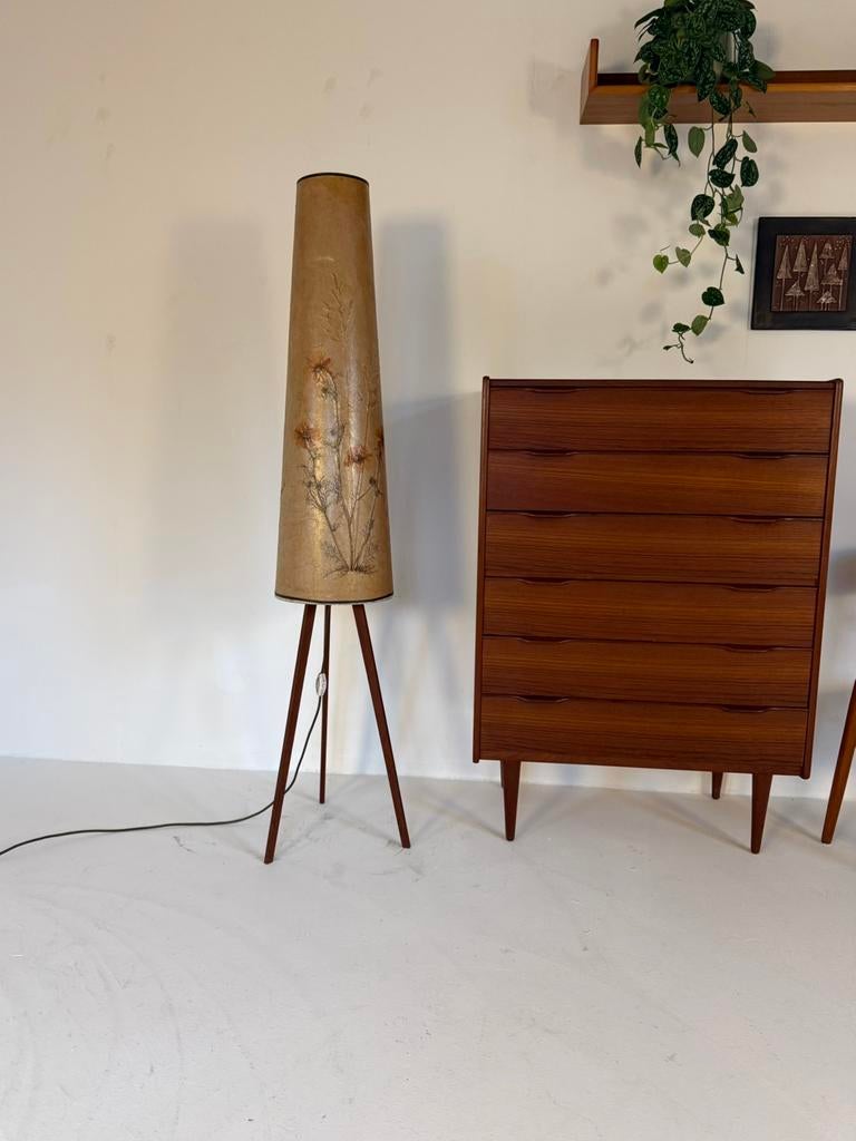 Vintage tripod vloerlamp droogbloem, Hesse Leuchten ‘60, Vintage retro buisframe design rotan webbing papercord deens, Hout, Ophalen of Verzenden