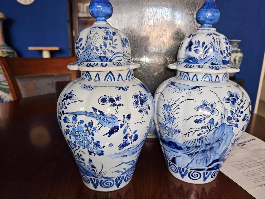 Twee blauw-witte vazen met deksel, Antiek en Kunst, Ophalen