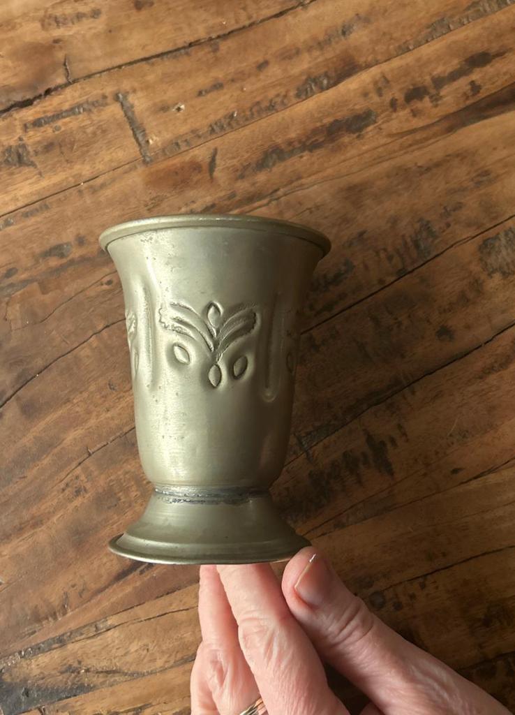 Oude antieke beker / vaasje van tin, Antiek en Kunst, Antiek | Tin, Ophalen of Verzenden