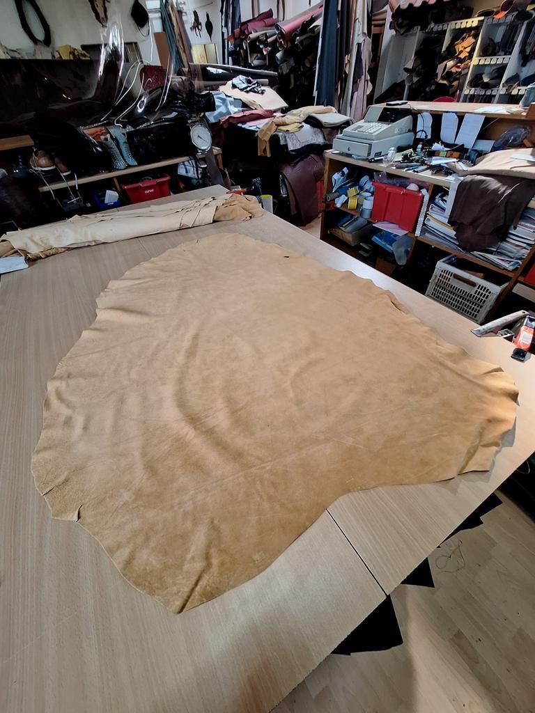 Hele mooie pigskin, okergeel., Hobby en Vrije tijd, Stoffen en Lappen, Nieuw, Ophalen of Verzenden, 30 tot 120 cm, 30 tot 200 cm