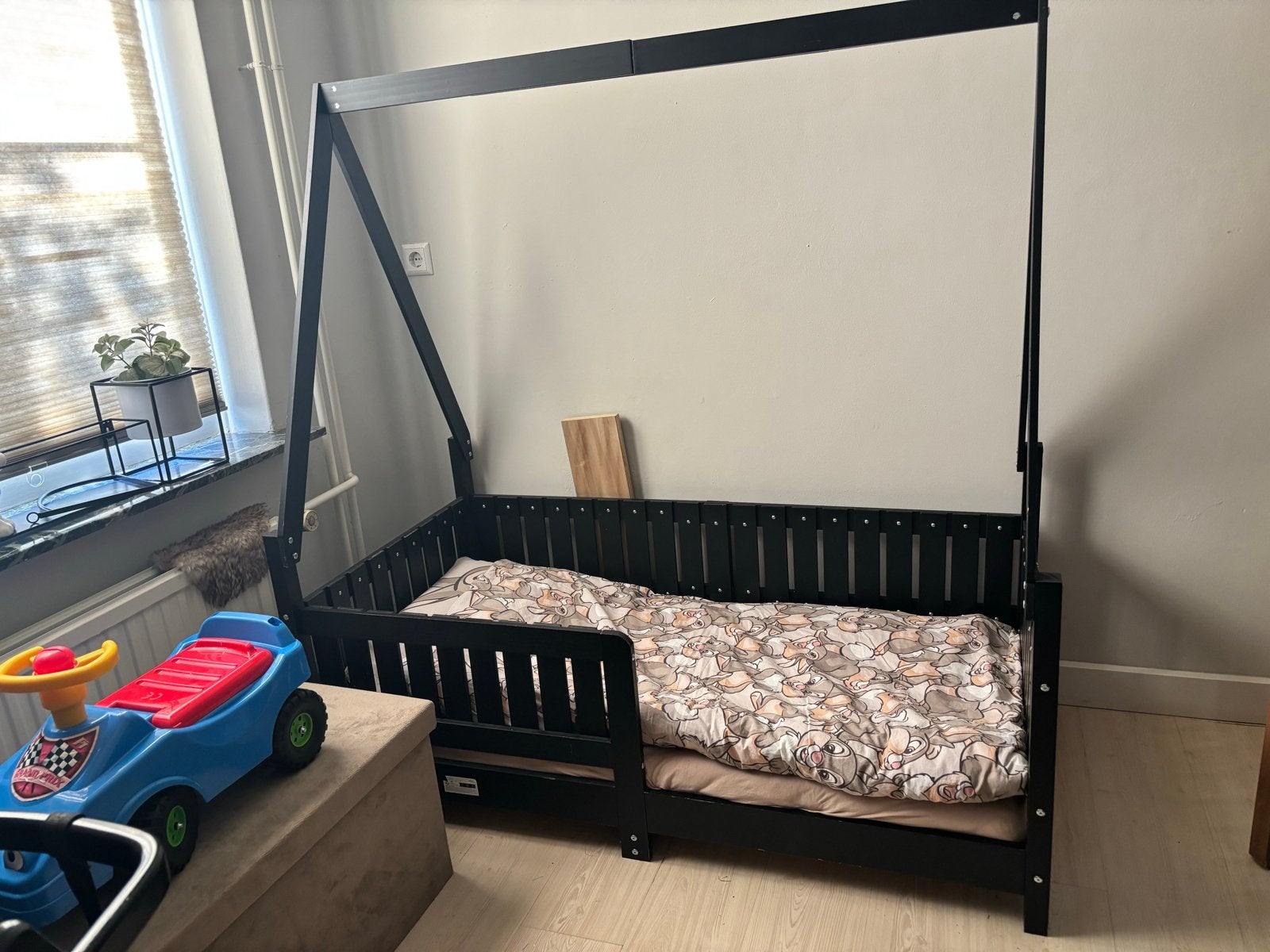 Zwart Peuterbed met Huisframe - Inclusief Lattenbodem, Ophalen, Gebruikt, 70 tot 85 cm, 140 tot 160 cm