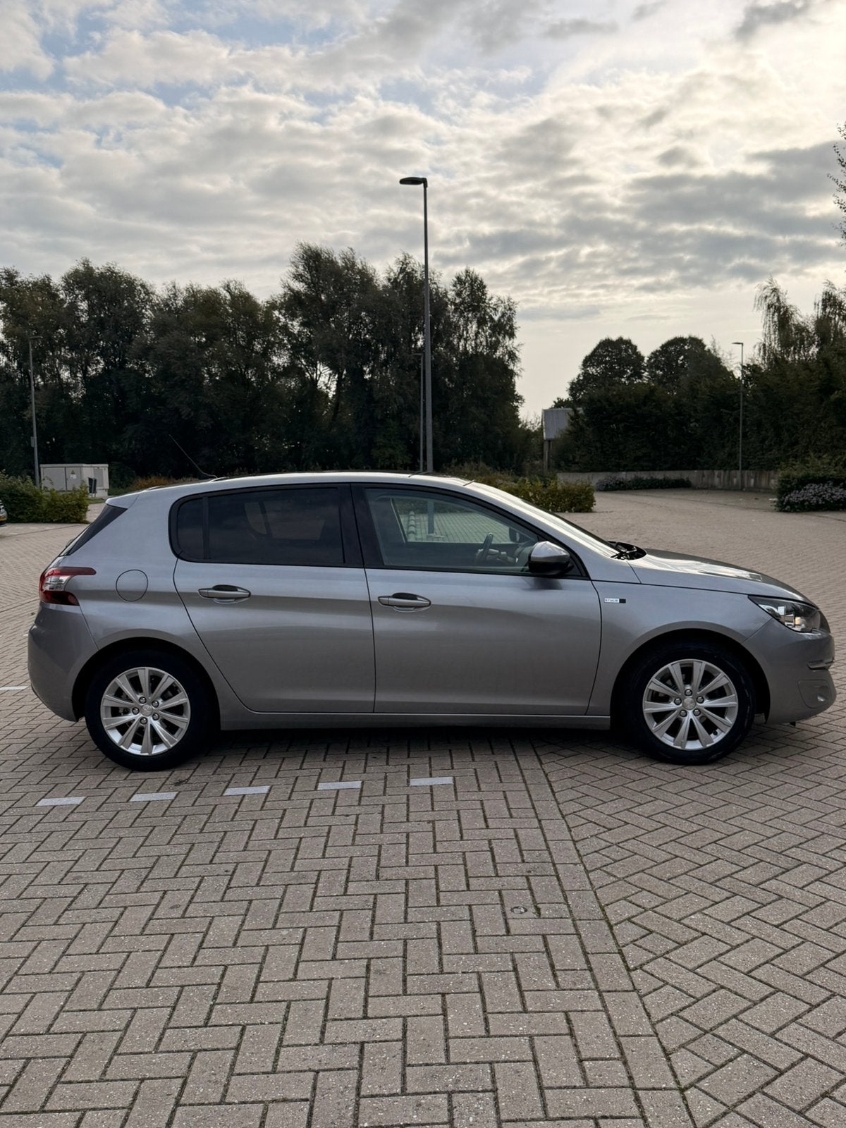 Foto 7 van Peugeot 308 1.2E-THP 81/110 5-D 2016 Grijs CARPLAY PANO