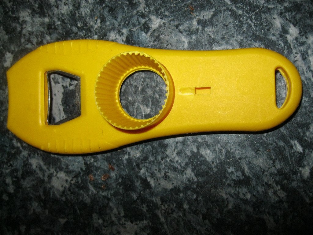 1 flesopener voor schroefdoppen en kroonkurken, Huis en Inrichting, Ophalen of Verzenden, Overige typen, Gebruikt, Kunststof