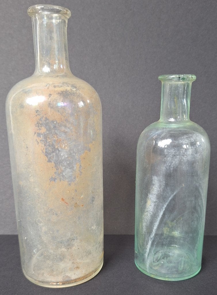2 Oude medicijnflesjes - Bodemvondsten - Adv S 438, Antiek en Kunst, Ophalen of Verzenden