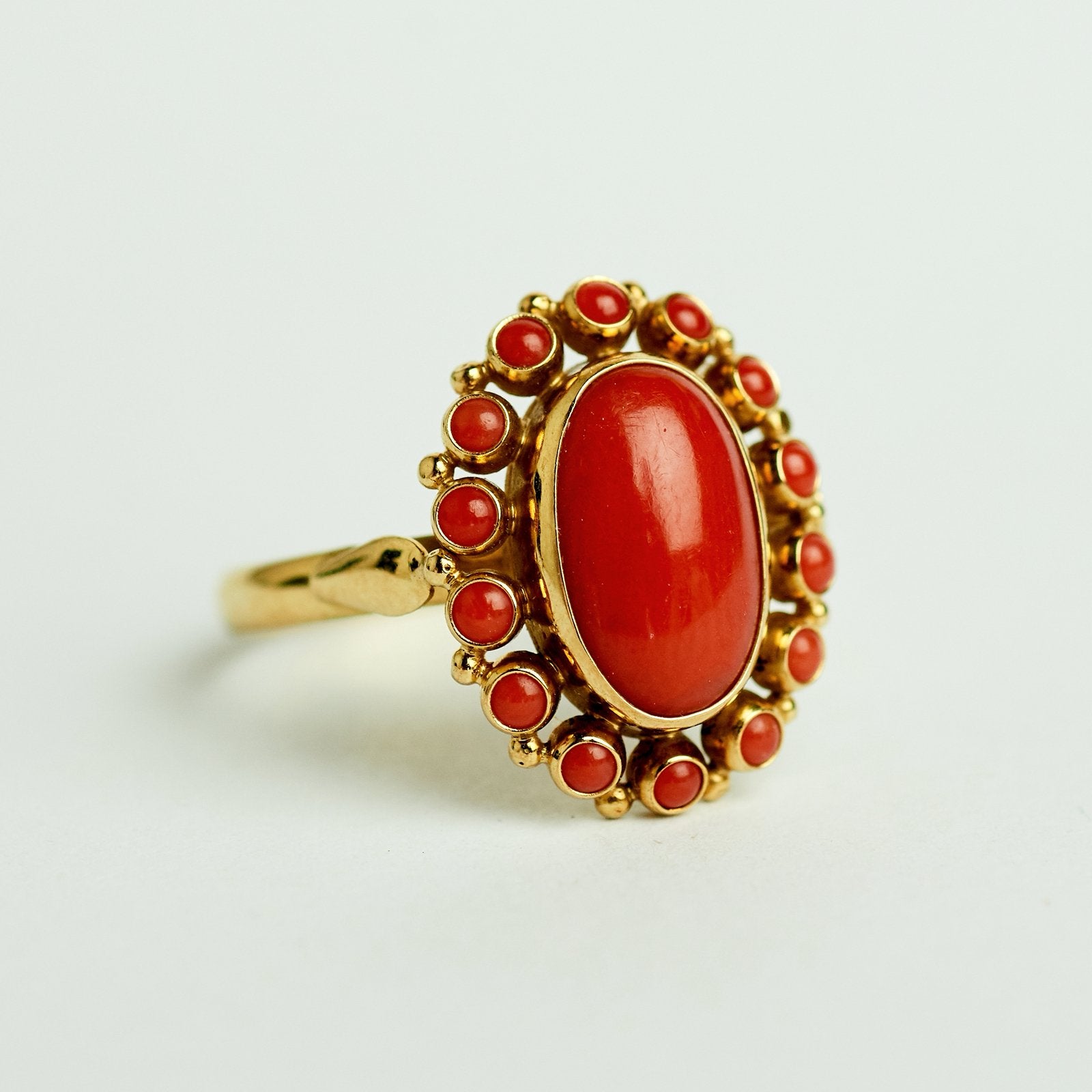 14k bloedkoraal vintage gouden ring, 18 tot 19, Ophalen of Verzenden, Zo goed als nieuw, Dame