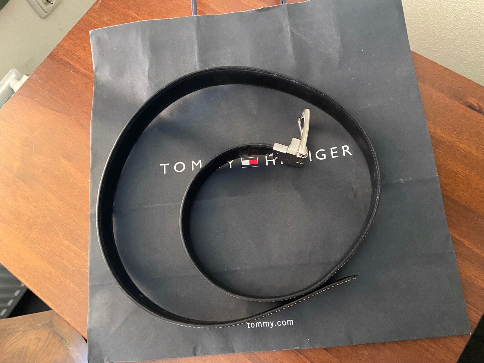 Splinternieuwe Tommy Hilfiger herenriem 110 cm met tas, Kleding | Heren, Riemen en Ceinturen, Bruin, Echt leder, Nieuw, Riem of Ceintuur