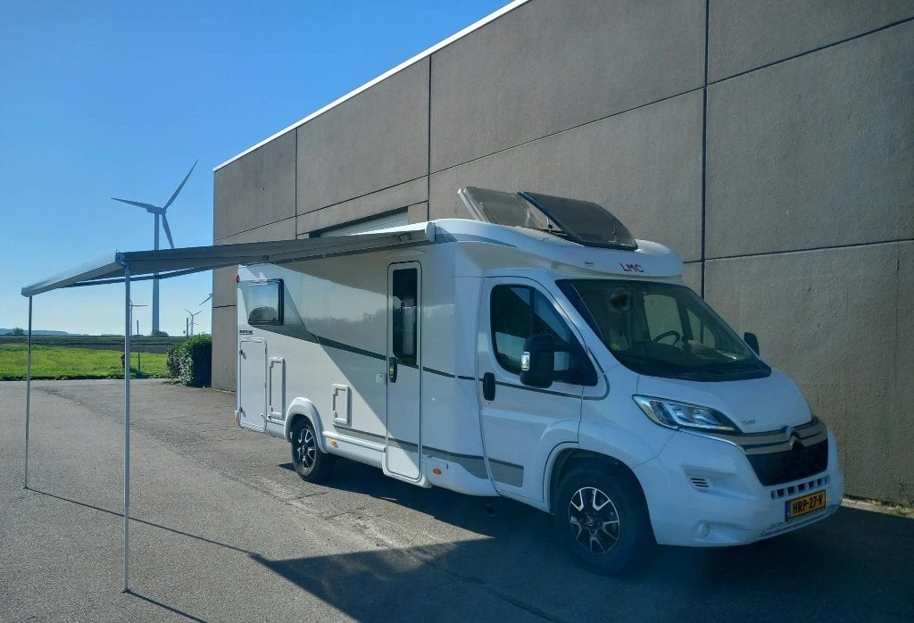 Wegens emigratie ,LMC T660 165pk lengtebedden hagelbestendig, Kachel, Treinzit, 2 aparte bedden, Particulier