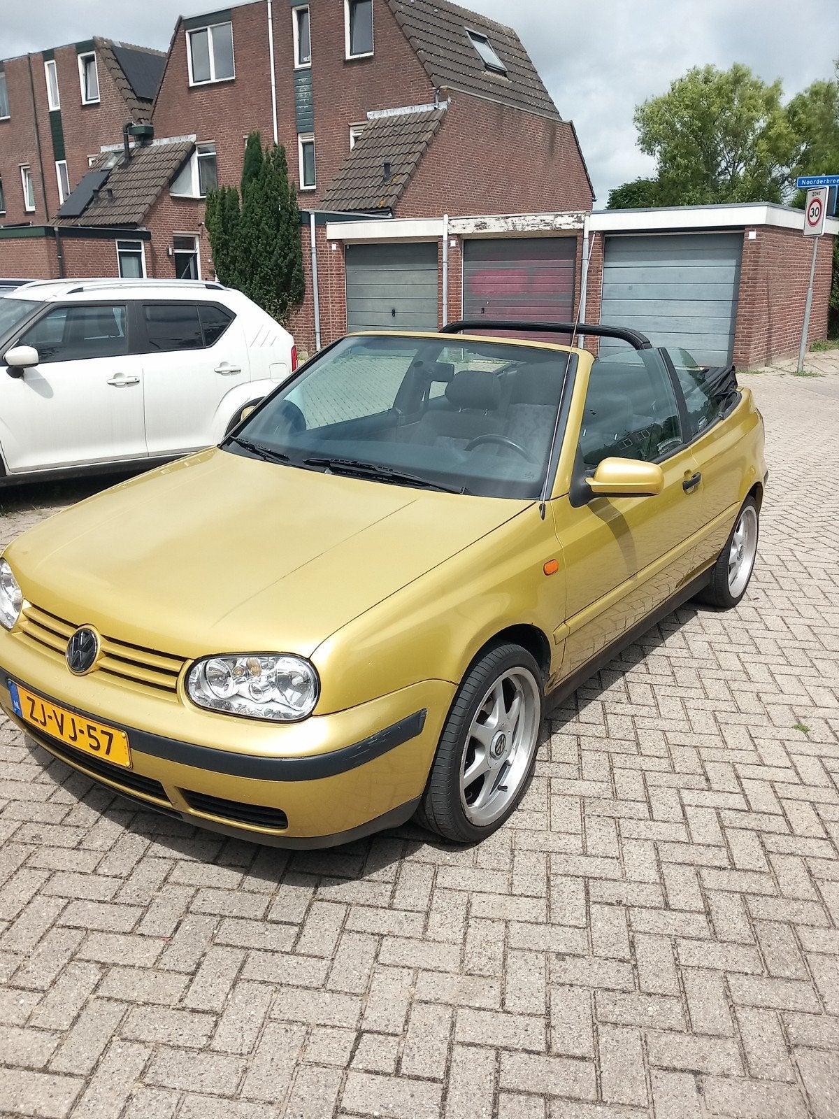 Volkswagen Golf 1.8 Cabriolet 55KW 1999 Geel, 74 pk, 4 cilinders, Cabriolet, 4 stoelen