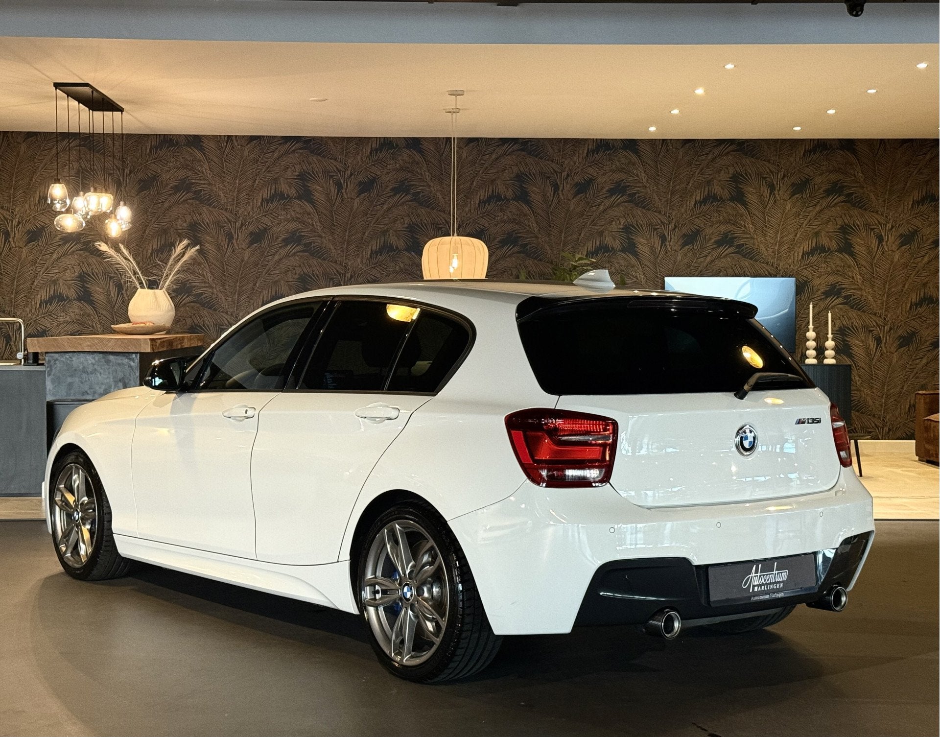 BMW 1-serie M135i xDrive I M-Pakket I Automaat I Groot Navi, Auto's, Gebruikt, 320 pk, Alcantara, Wit