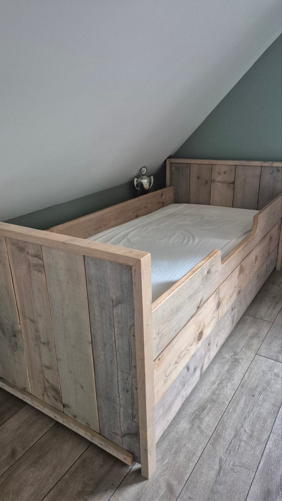 Steigerhout eenpersoonsbed, Ophalen, 85 tot 100 cm, Zo goed als nieuw, Lattenbodem