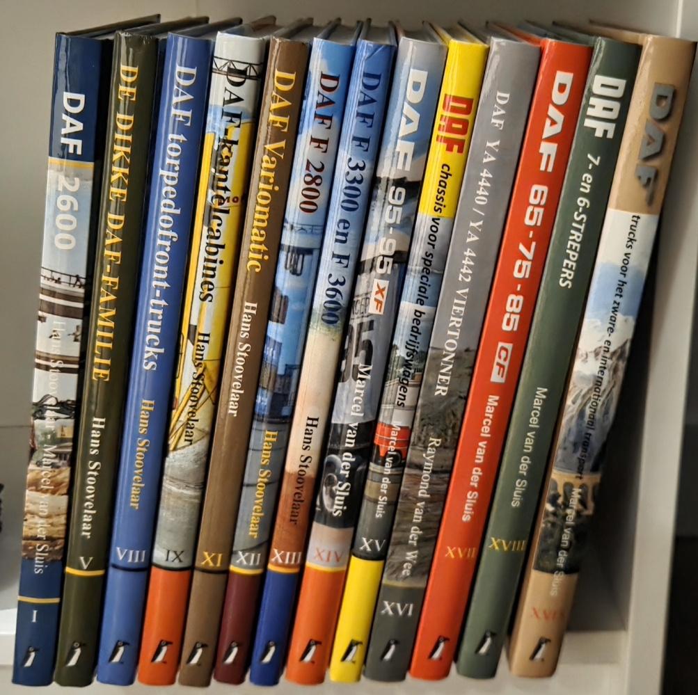 DAF monografieën 13 boeken, Verzamelen, Ophalen of Verzenden, Zo goed als nieuw, Auto's