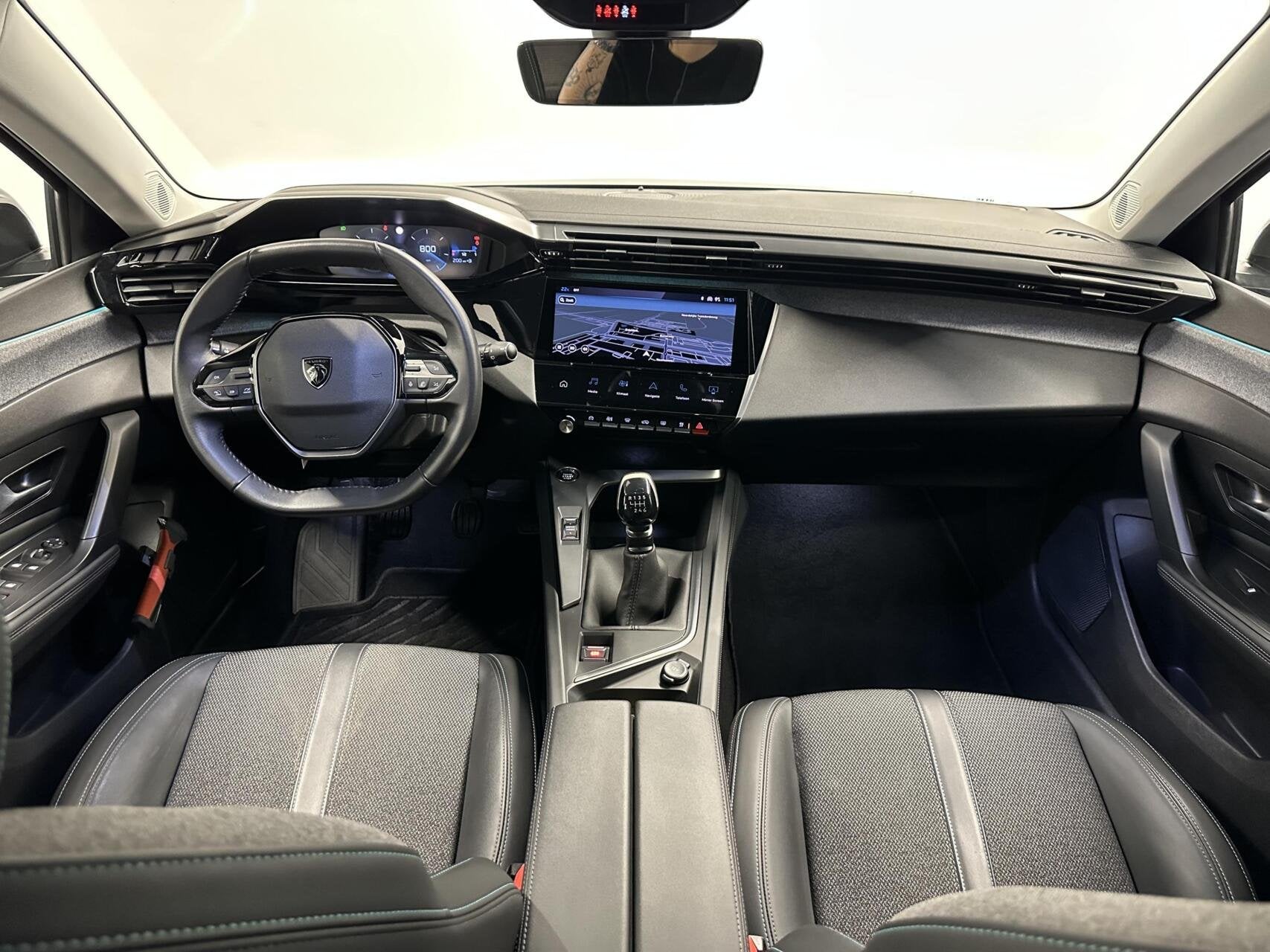 Foto 2 van Peugeot 308 SW 1.2 PureTech Active Pack Business TREKHAAK NA