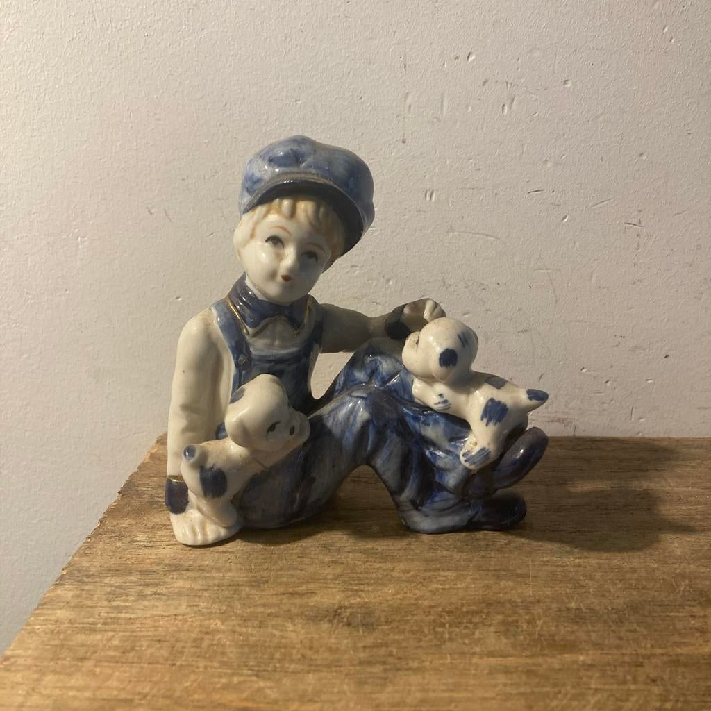 Vintage beeldje jongen met puppy's - Charmante decoratie, Ophalen of Verzenden