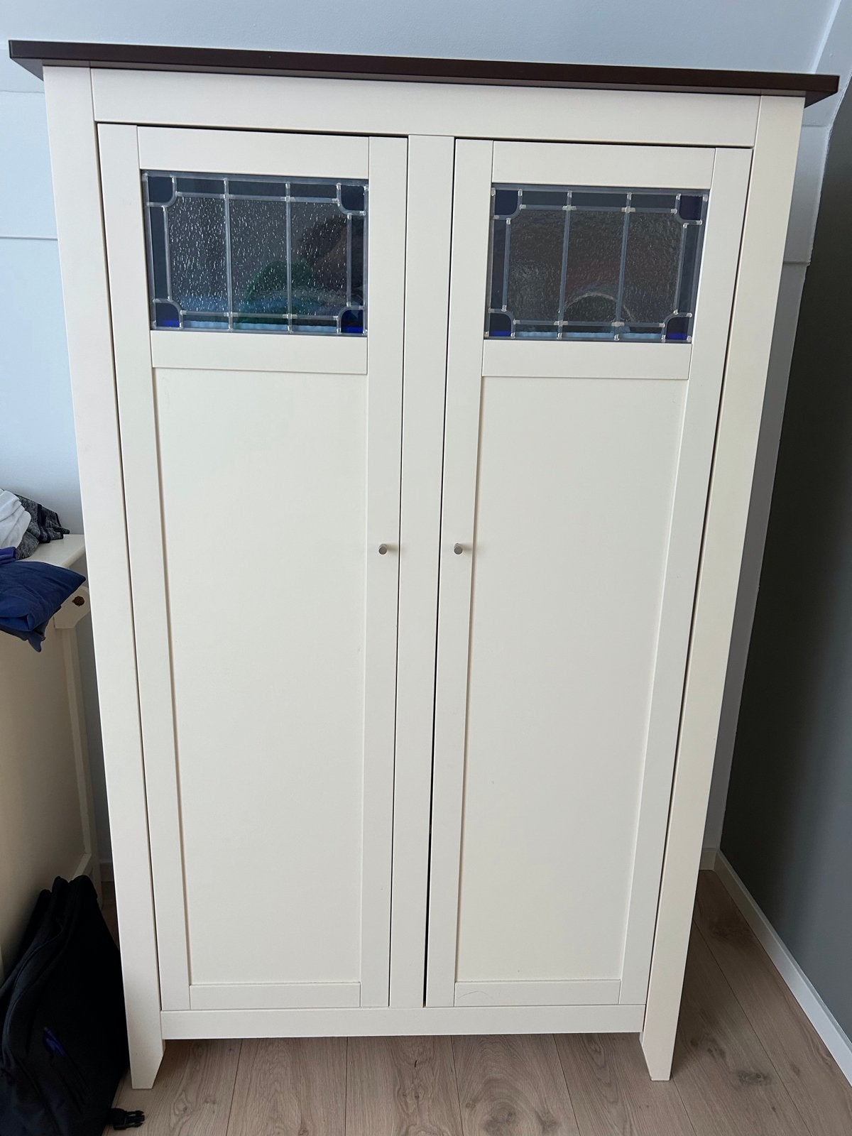 Mooie Klassieke kast met glas in lood (crème/bruin/blauw), Huis en Inrichting, Ophalen, 100 tot 150 cm, Zo goed als nieuw, 150 tot 200 cm