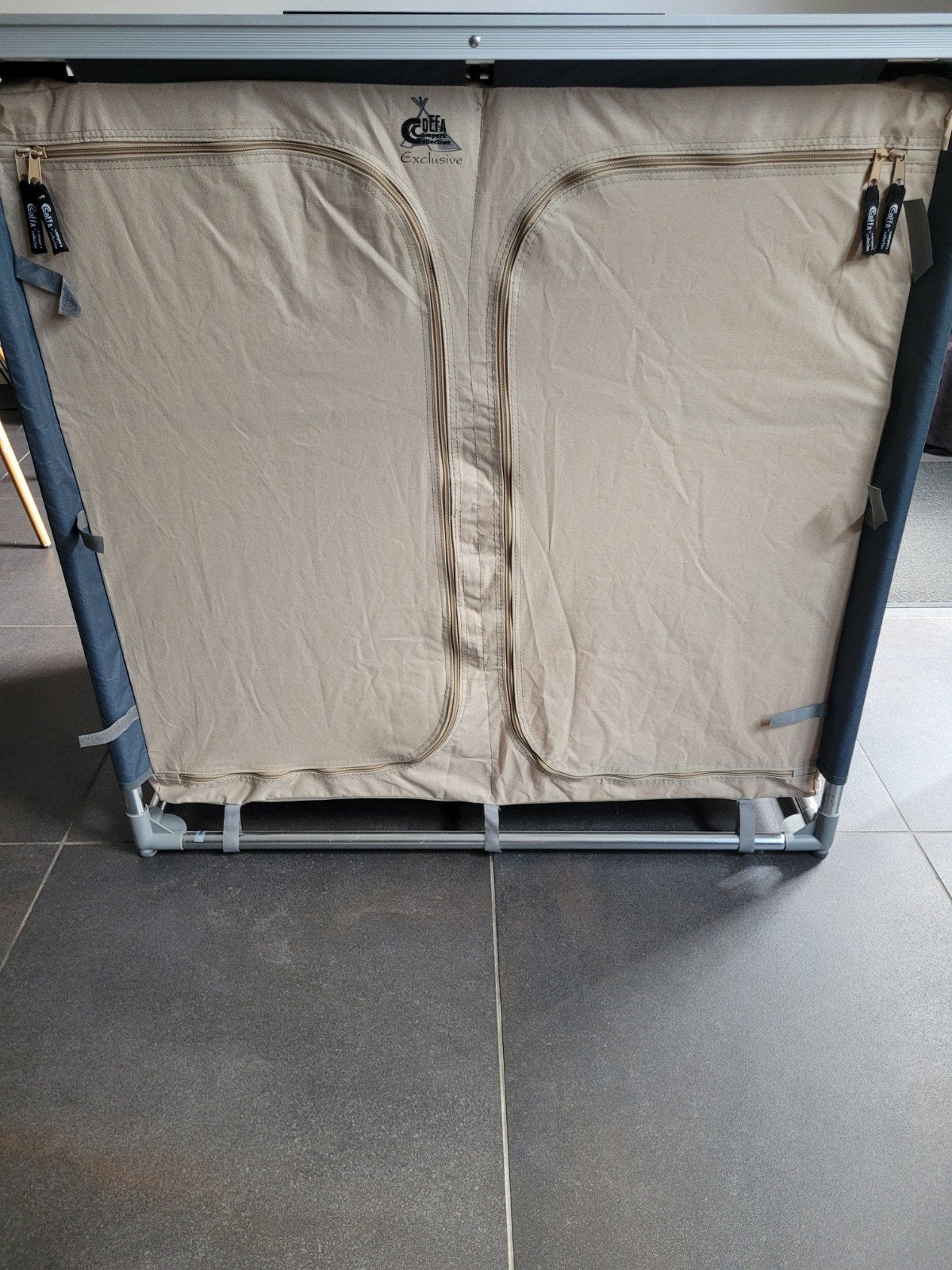 Defa campingkast met schuine achterkant, Caravans en Kamperen, Ophalen of Verzenden, Gebruikt, Campingkast
