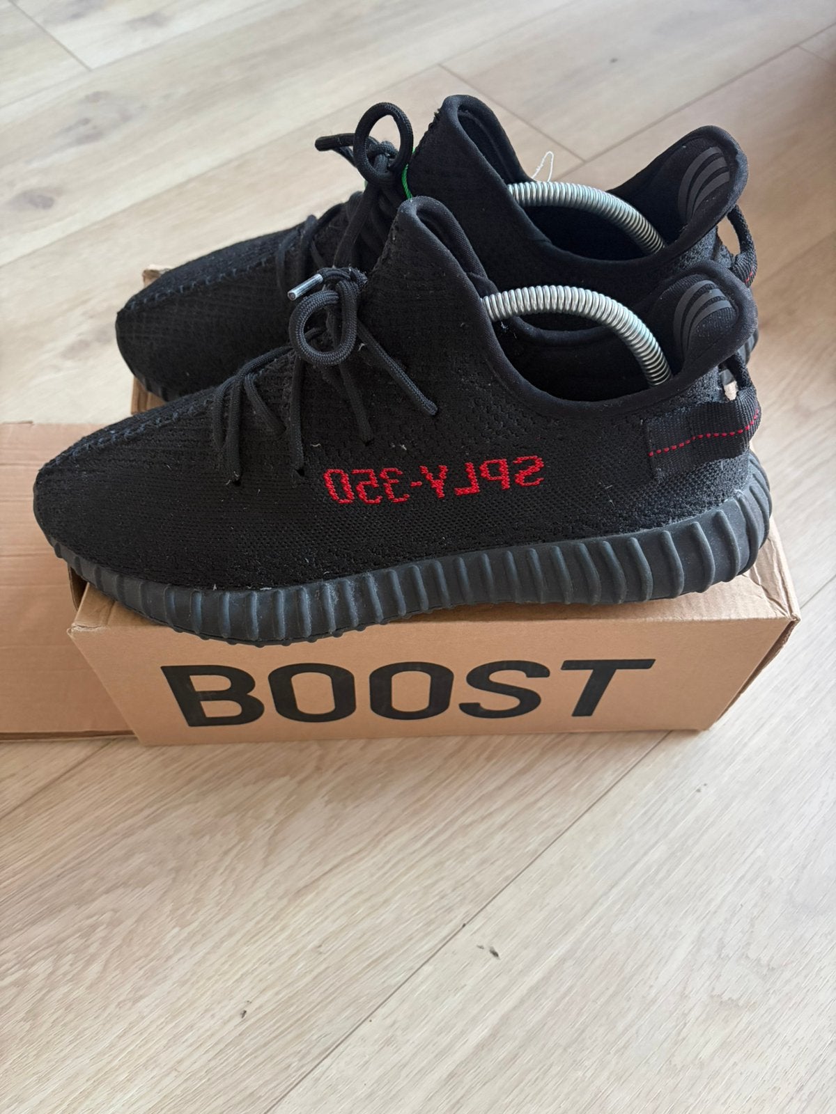 Yeezy Boost 350V2 Black Red, Ophalen of Verzenden, Zo goed als nieuw, Zwart
