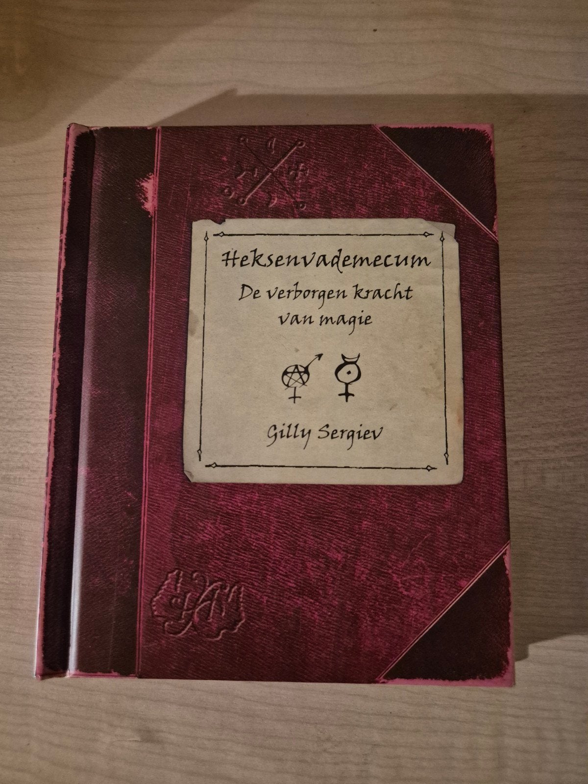 Heksenvademecum - Gilly Sergiev (Altamira-Becht) | hardcover, Ophalen of Verzenden, Zo goed als nieuw