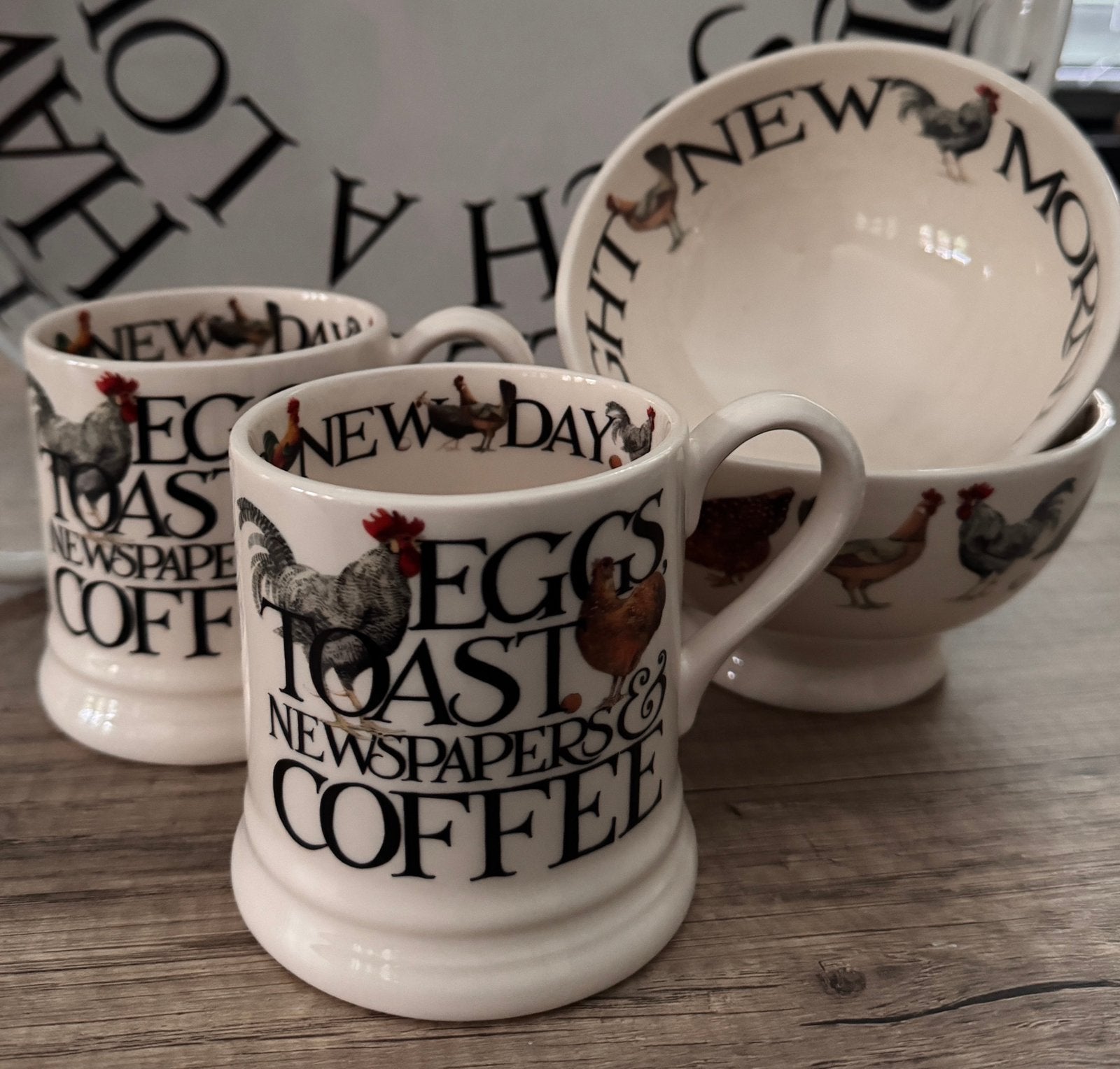 Emma Bridgewater: 2 kommen en 2 grote mokken (kippen), Huis en Inrichting, Keuken | Servies, Ophalen, Zo goed als nieuw, Kom(men)