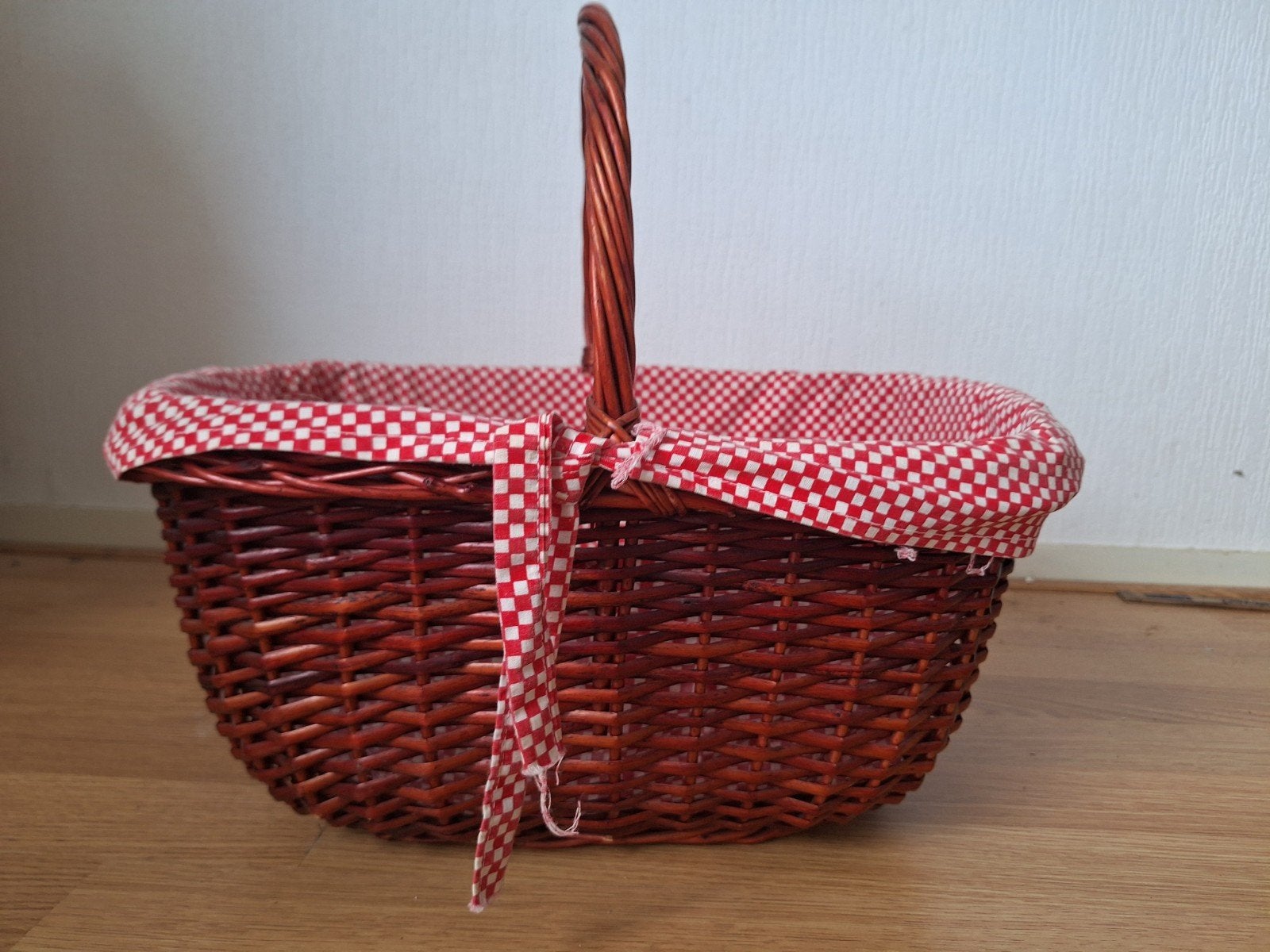 Gevlochten rieten mand met rood-wit geruite voering, Huis en Inrichting, Mand, Ophalen of Verzenden, Zo goed als nieuw, Gevlochten