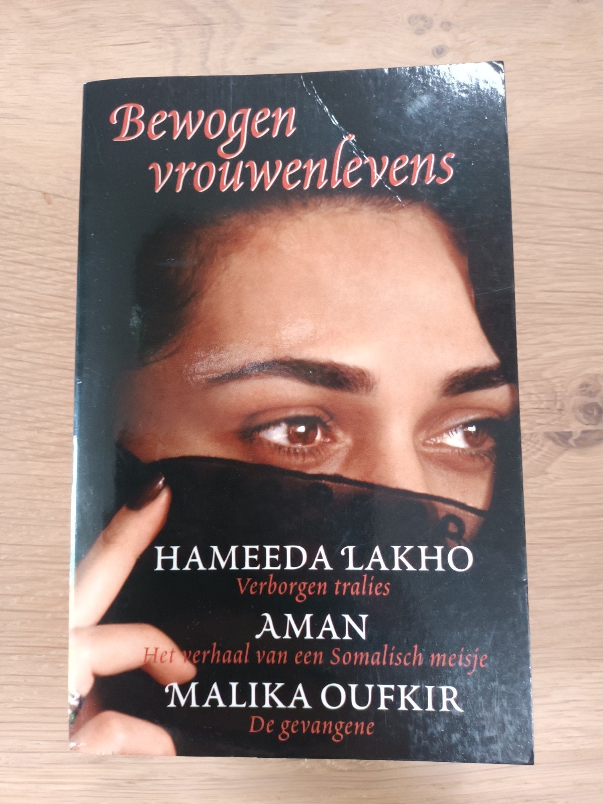 Omnibus Bewogen vrouwenlevens Lakho Aman Malika Oufkir, Boeken, Ophalen of Verzenden, Gelezen