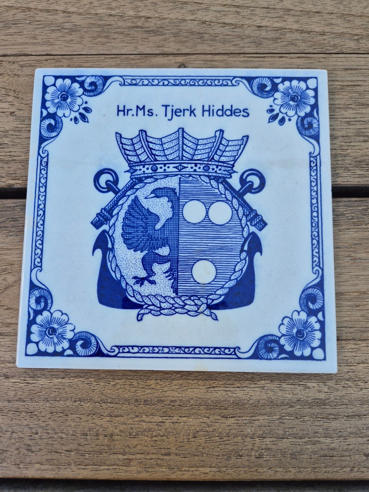 Delfts blauwe tegel met het wapen van de Hr.Ms. Tjerk Hiddes, Antiek en Kunst, Antiek | Wandborden en Tegels, Ophalen